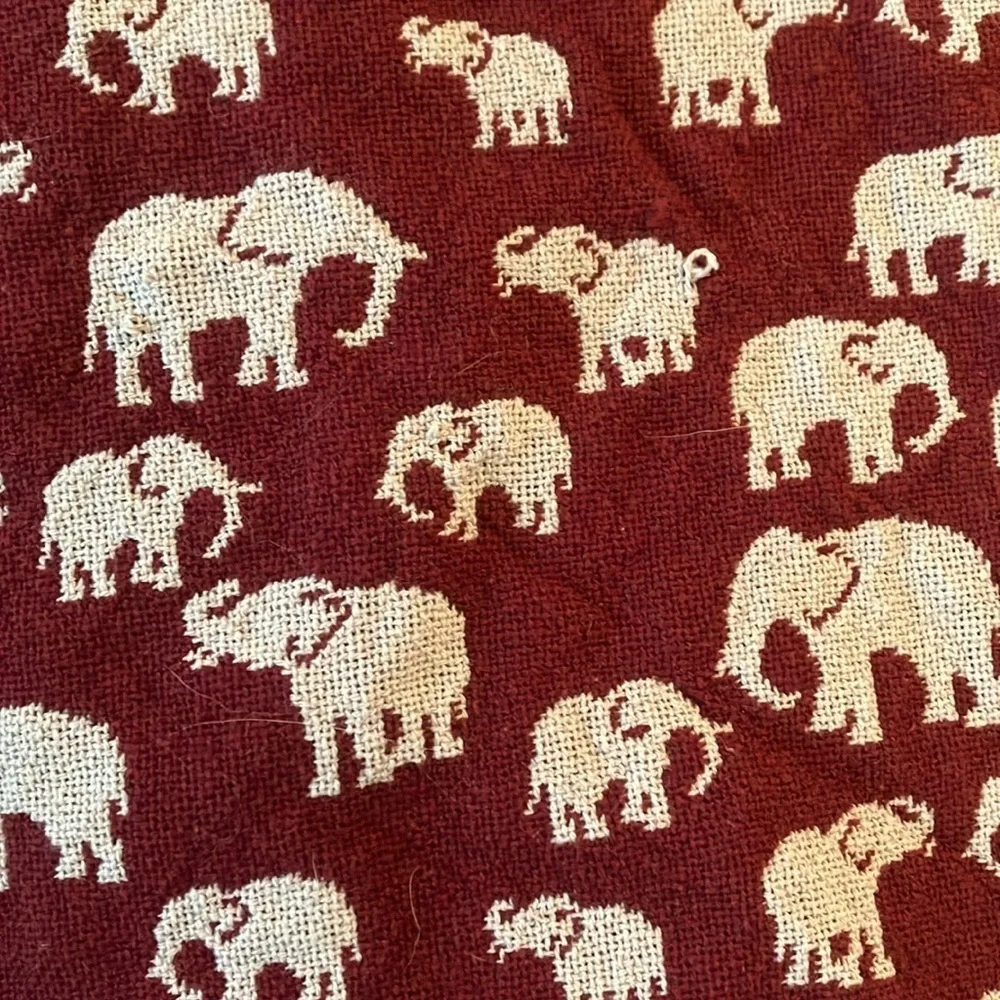 Elephant Print Tote Bag/Jewell by ThirtyOne Burgandy w/Gray Elephants GUC